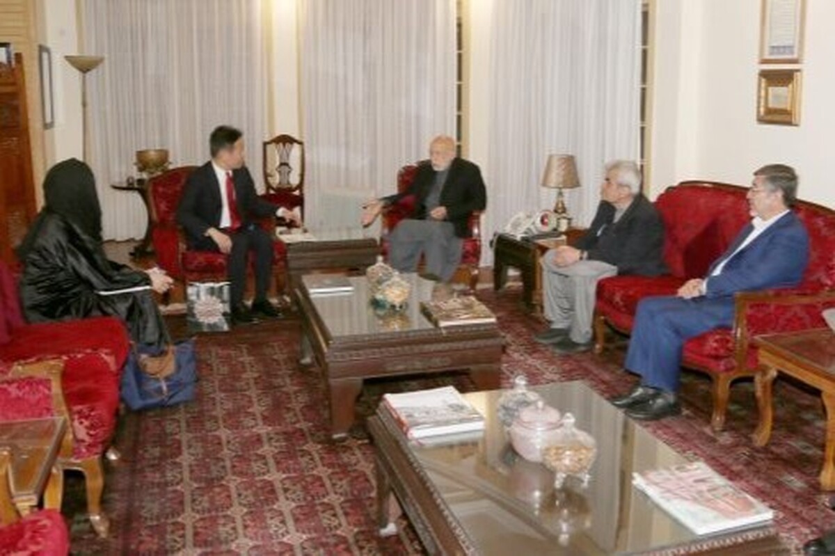 حامد کرزی، رییس جمهور پیشین افغانستان در دیدار با تاکایوشی کورومیا، سفیر جاپان در افغانستان بار دیگر بر بازگشایی مدارس و دانشگاه‌ها به روی دختران و زنان تاکید کرده است.
