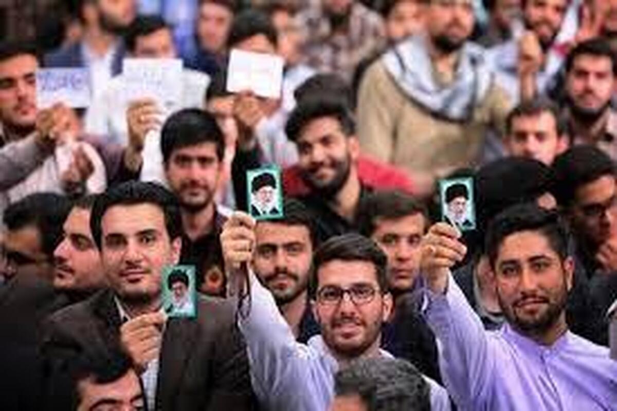 رهبر معظم انقلاب در پاسخ به ابراز علاقه یک دانشجو فرمودند:خوش به حالتان که بنده را می‌بینید و دوست دارید، من شما را نمی‌بینم و دوست‌تان دارم.