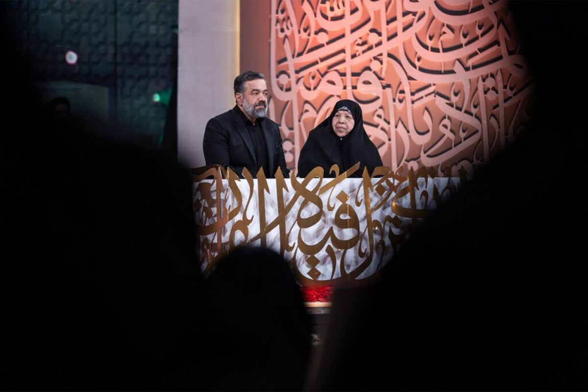 محمود کریمی، مداح اهل بیت، به همراه مادر خود میهمان برنامه «محفل» شد.