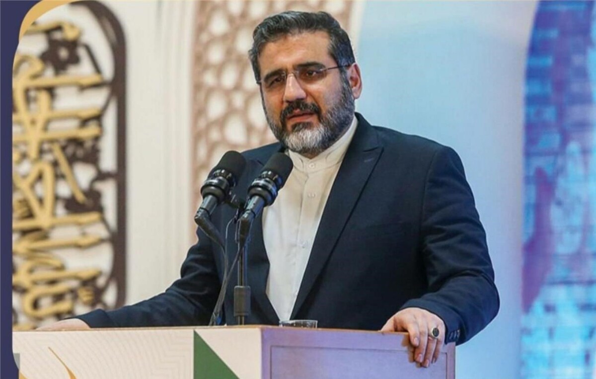 استقبال «حسنین» داور برنامه تلویزیونی محفل در نمایشگاه قرآن از وزیر فرهنگ را ببینید.