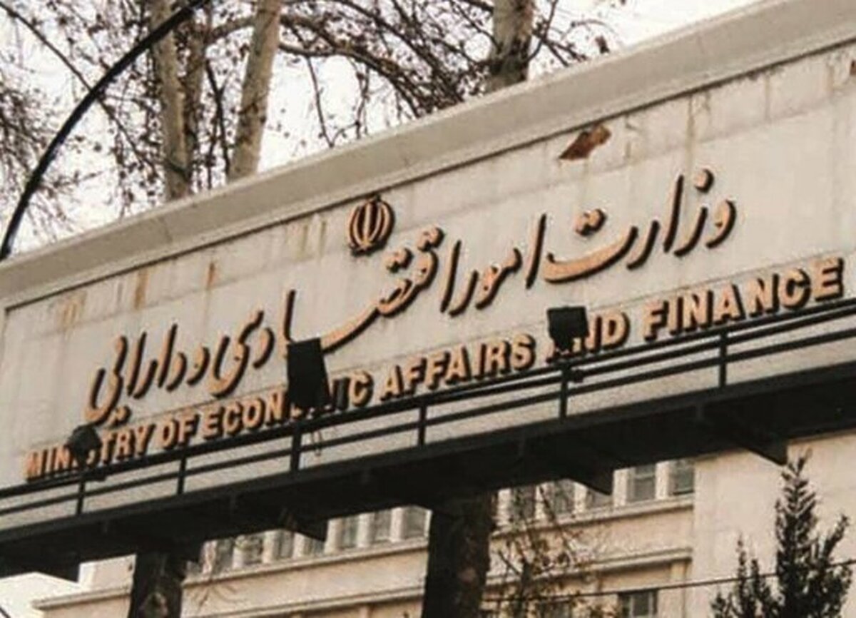 وزارت امور اقتصادی و دارایی اعلام کرد: شایعه سازی درباره تیم اقتصادی دولت که بی وقفه در حال تلاش در میدان جنگ تحمیلی اقتصادی هستند، خواسته یا ناخواسته ابزار دیگری علیه دولت و مردم ایران در این کارزار است.