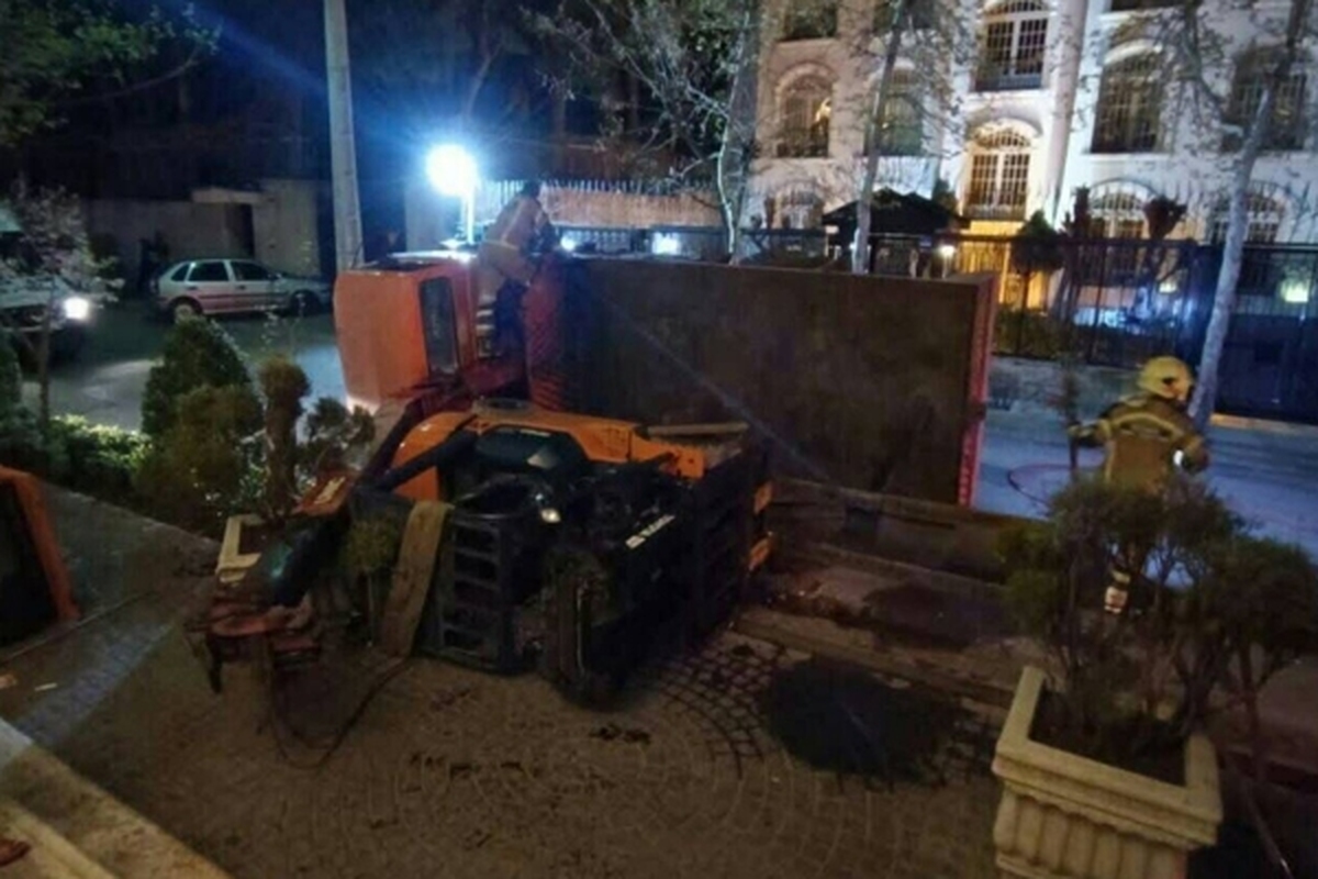 سخنگوی سازمان آتش نشانی و خدمات ایمنی شهرداری تهران از حادثه واژگونی جرثقیل روی یک دستگاه خاور در منطقه ولنجک خبر داد و گفت: این حادثه ۲ مصدوم داشت.