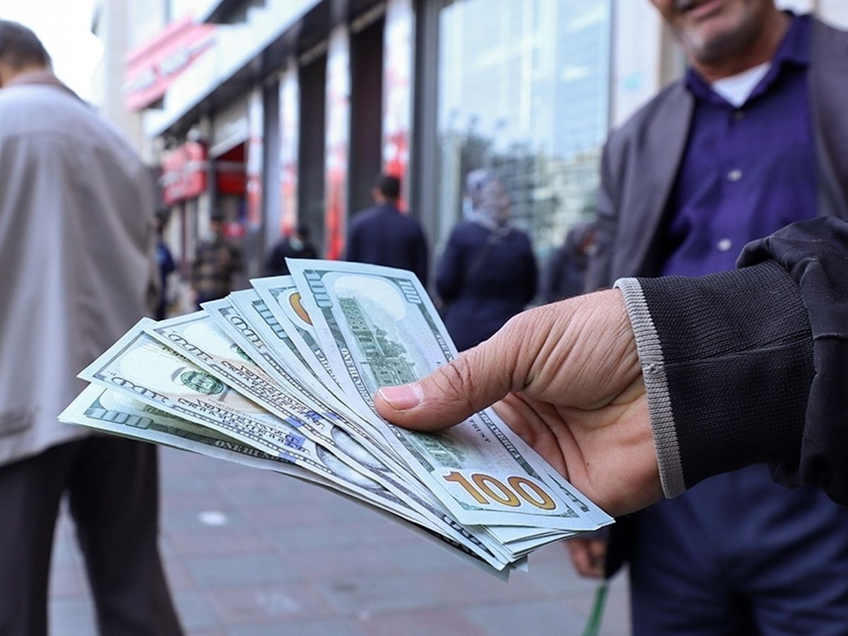 بازار دلار و سکه تهران افت قیمت‌های بیشتری را تجربه کرد و پس از رشد چشمگیر نرخ سکه و ارز پس از تعطیلات عید نوروز، با کاهش سطح ریسک‌های سیاسی، بازار در حال بازیابی آرامش است.