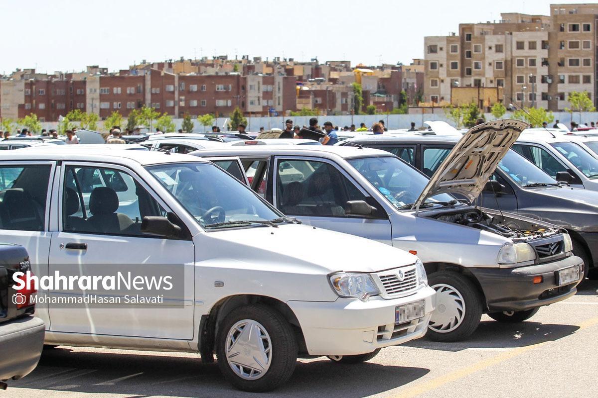 اگرچه برای بررسی چشم انداز پیش رو بازار خودرو در سال ۱۴۰۳ عواملی، چون نوسانات ارزی، نرخ تورم و سیاست‌های اقتصادی دولت را نیز را باید بررسی کرد، اما از رفتار اقتصادی مردم نیز در این بازار نمی‌توان غافل شد.
