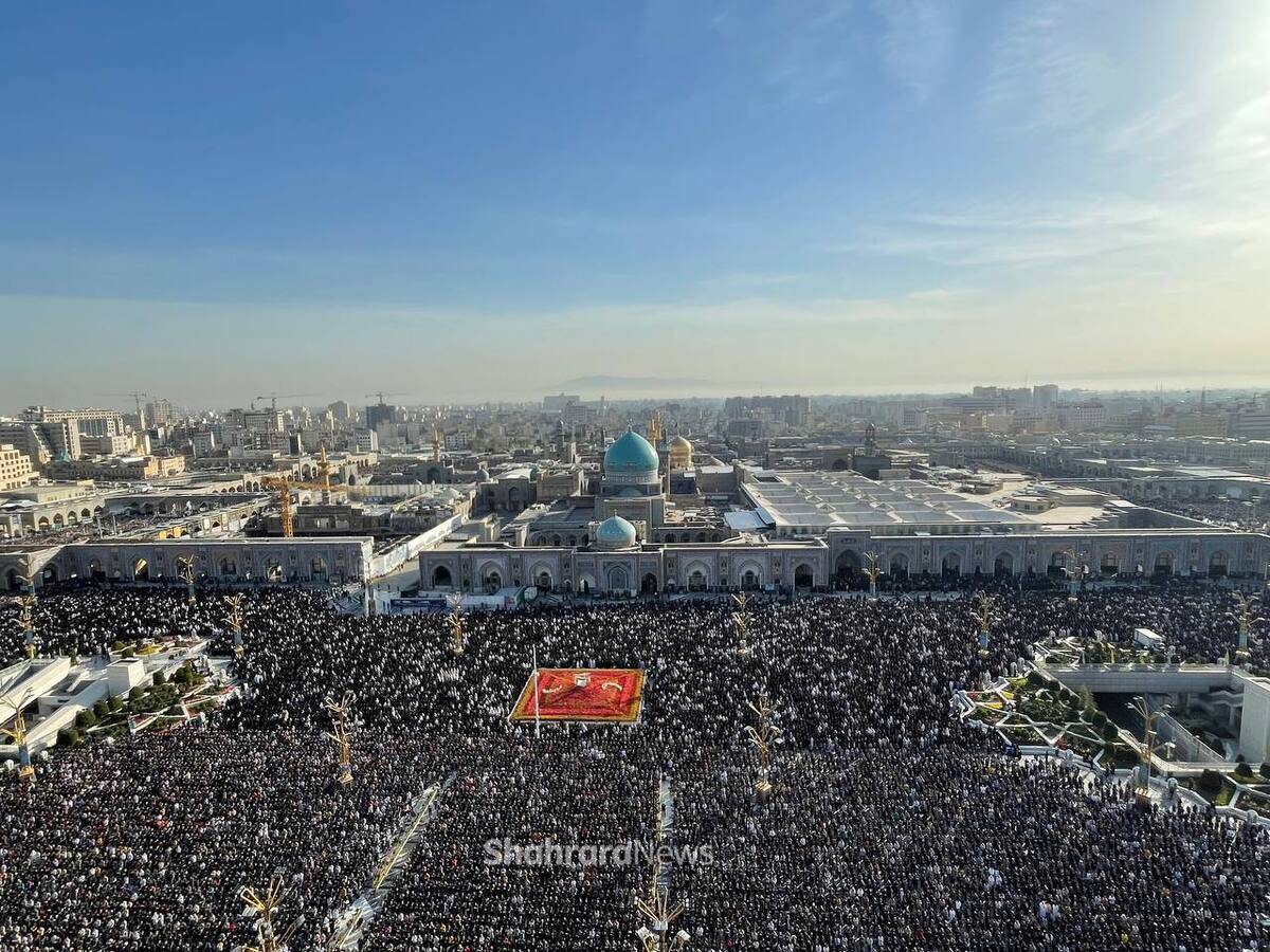 تصاویر اقامه نماز عید سعید فطر را در حرم امام رضا (ع) مشاهده کنید.