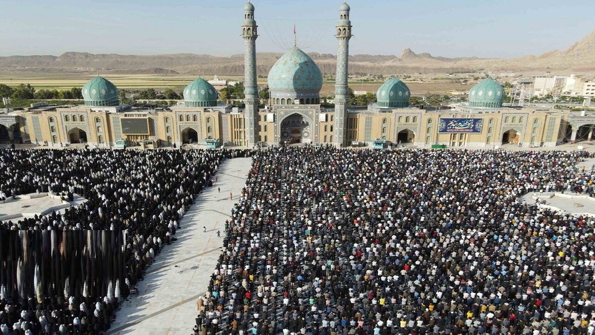 تصاویر هوایی از صفوف نماز عید فطر در مسجد مقدس جمکران را ببینید.
