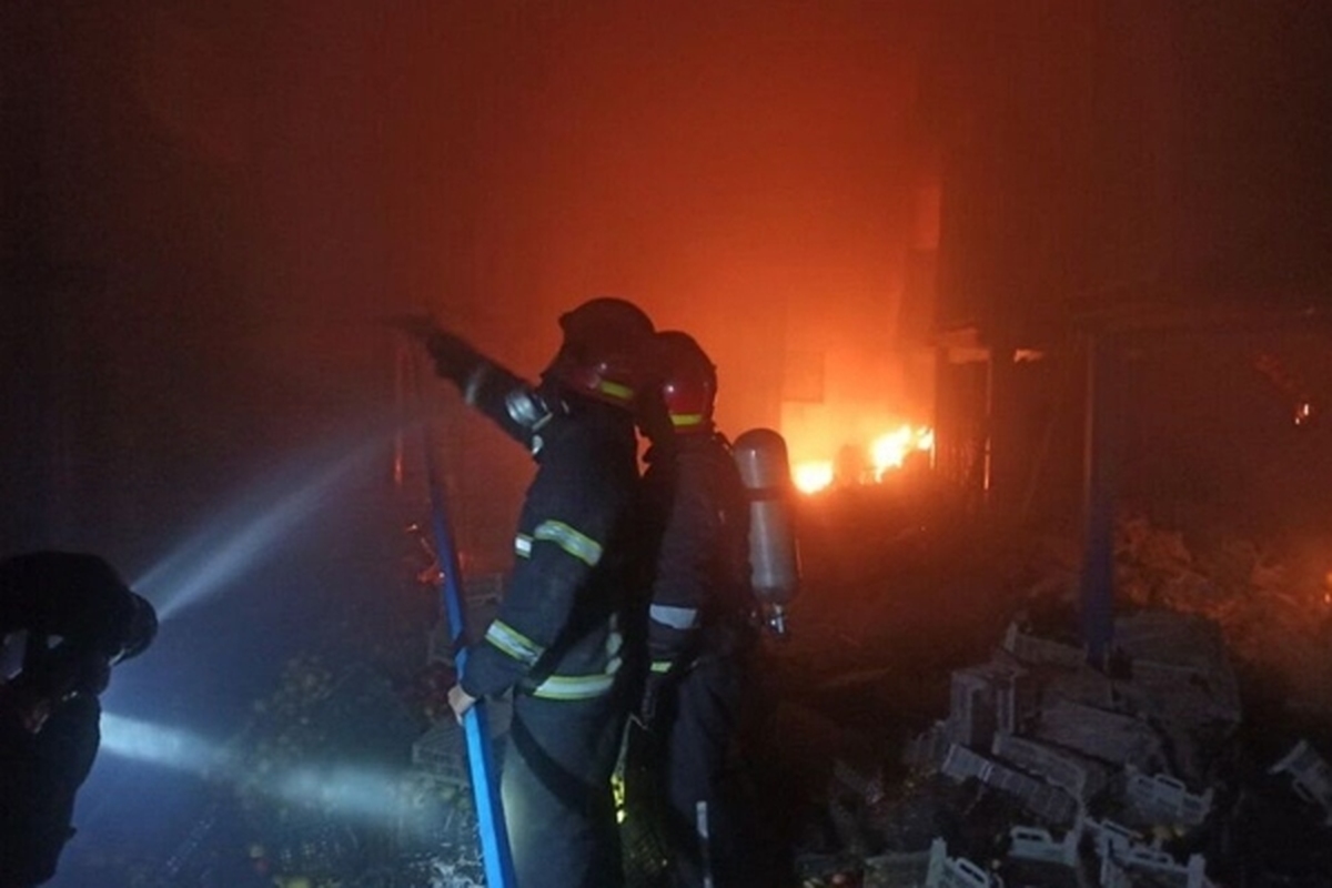 انفجار و آتش سوزی در یک انبار مواد دخانیات عصر چهارشنبه در شهر قزوین منجر به فوت یک مامور آتش نشان و مصدومیت ۹ شهروند شد.