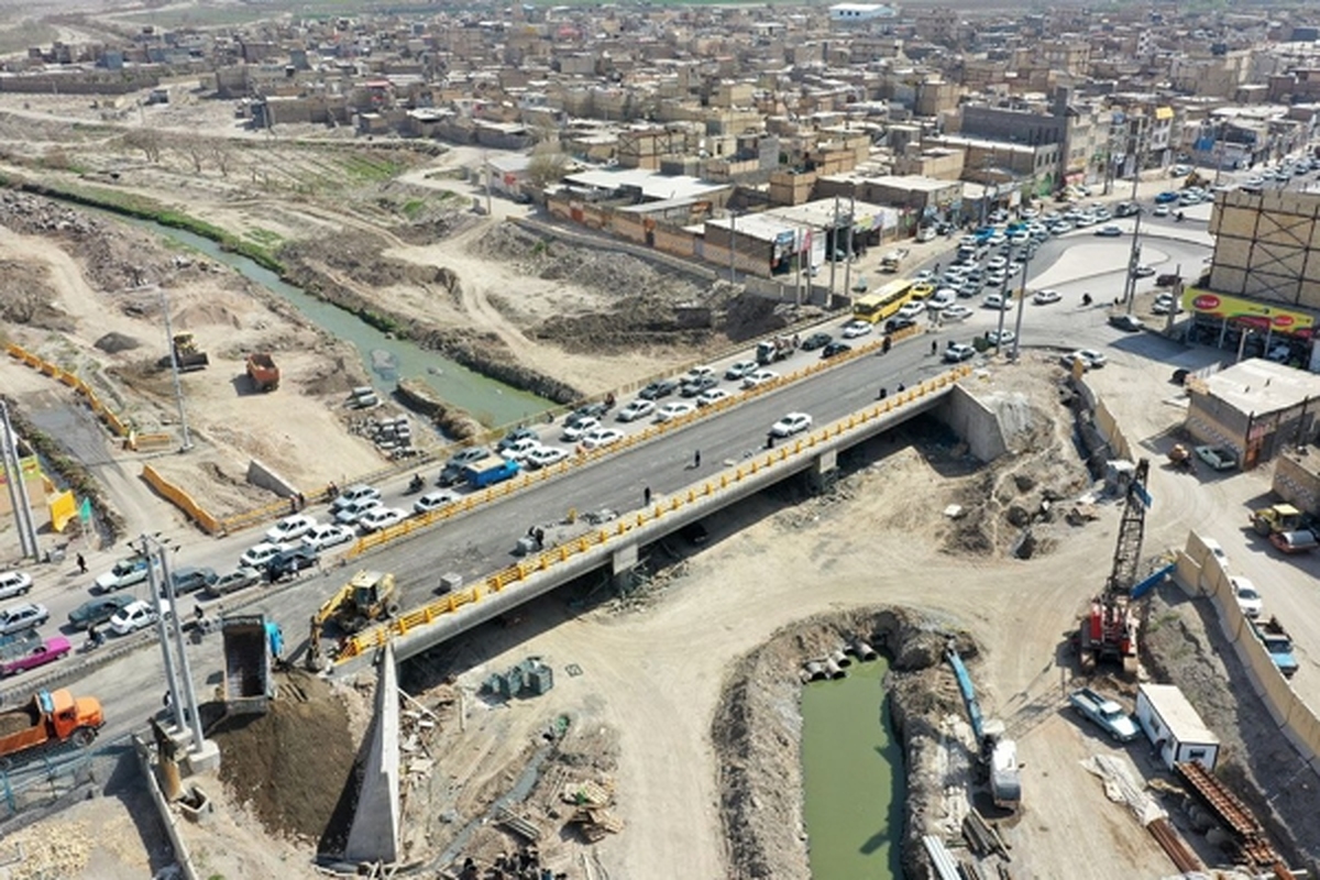 معاون عمرانی شهردار مشهد گفت: پل دهرود ۷۰ متر طول و ۱۲ متر عرض دارد که ۹ متر از آن مربوط به محدوده تردد خودروهاست و ۲۴ شمع عمیق به عمق ۲۵ تا ۳۰ متر با ۱۵ تیر پیش‌ساخته و عرشه بتنی، استحکام مضاعفی به این پل می‌بخشد.