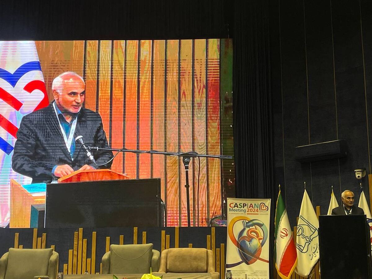 معاون بهداشت وزیر بهداشت، درمان و آموزش پزشکی گفت: بیش از ۴۵ درصد موارد مرگ ناشی از بیماری‌های غیر واگیر به بیماری‌های قلب و عروق مربوط می‌شود، بنابراین باید اهمیت دوچندانی به نقش پیشگیری در بیماری‌های قلب و عروق داشته باشیم.