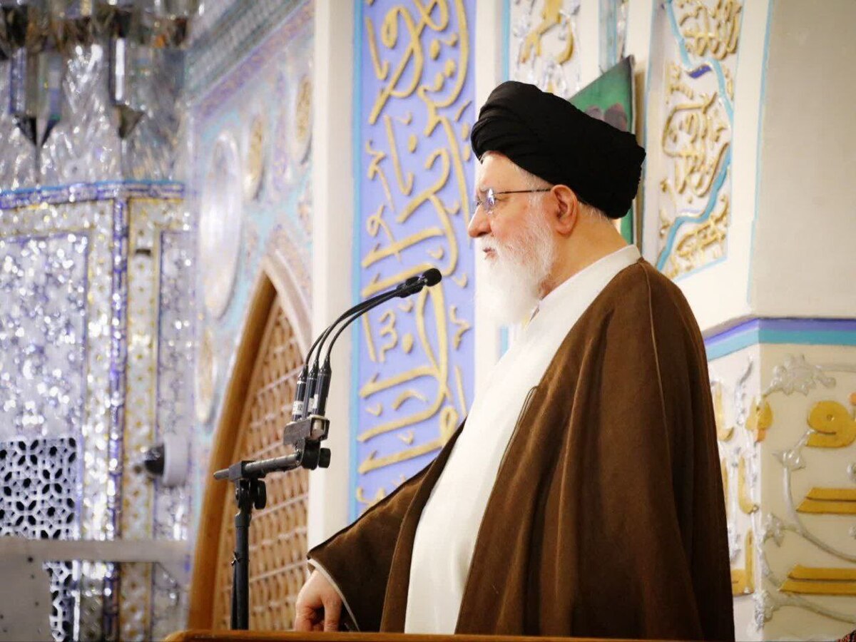 نماینده ولی فقیه در استان خراسان رضوی گفت: اقتدار حکومتی باید پای کار بیاید و کل جریان مدیریتی نظام به کار بیفتد تا با همه قدرت، این تلخی‌های موجود در اقتصاد کشور برای مردم به شیرینی تبدیل شود. یعنی واقعاً نمی شود جلوی آن آقایی را گرفت که همه درآمدش از خرید و فروش دلار است؟