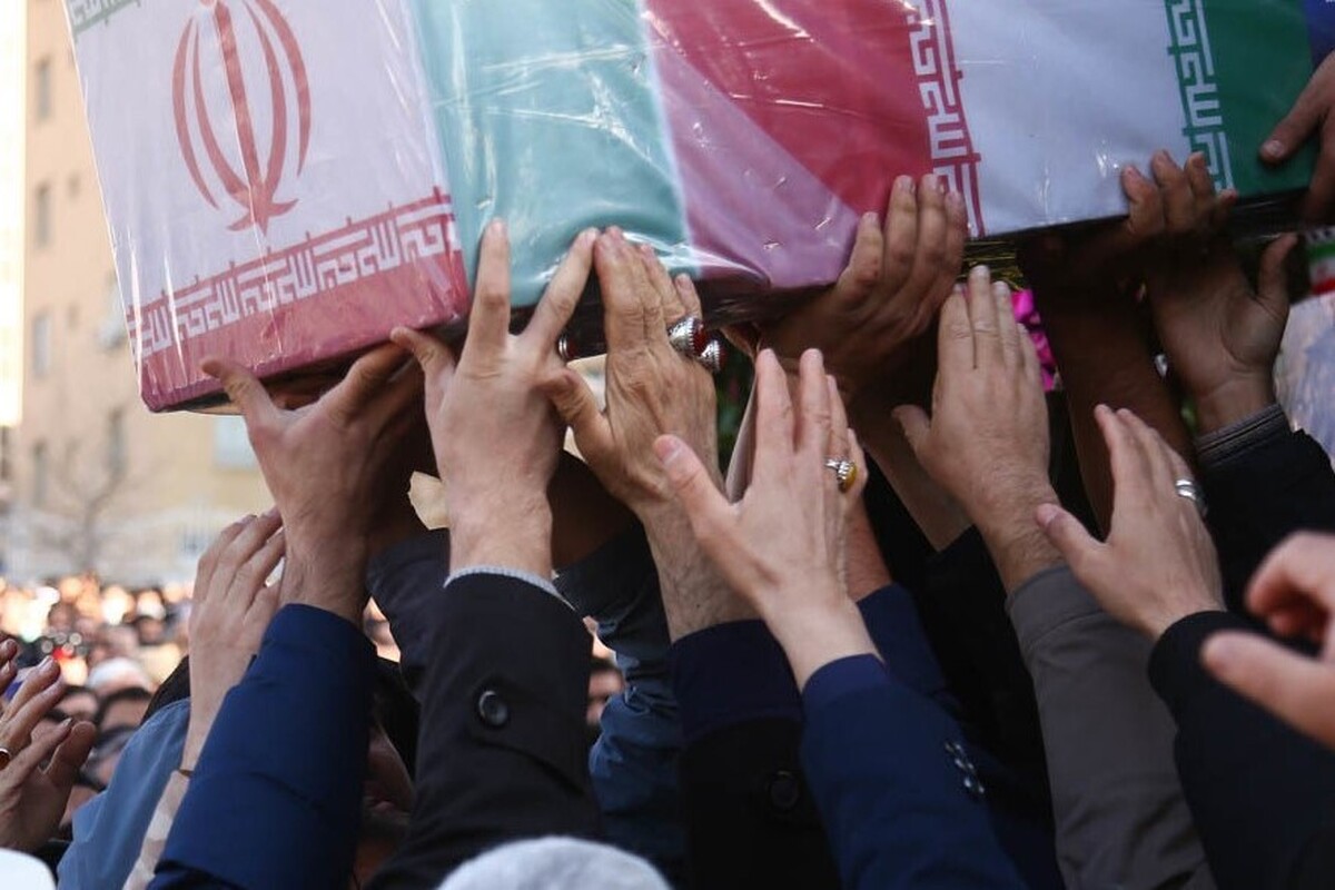 پیکر همسر سردار شهید «حسن علیمردانی» با حضور جمعی از خانواده شهدا و مردم قدرشناس مشهد تشییع شد.