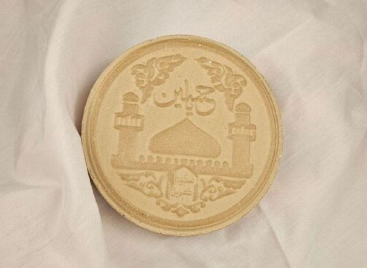 مهر و سجاده رهبر انقلاب در روز نماز عید سعید فطر، به امیر عباسی مداح اهل‌بیت (ع) هدیه شد.