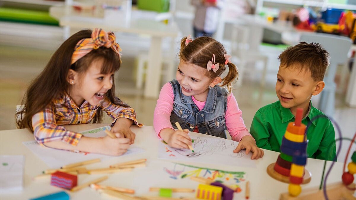 برای کودکی ۲ ساله زندگی همانند یک ترن هوایی احساسی است. چالش وی در این مدت نیز تلاش برای درک بهتر عواطف و تجربیات شخصی خواهد بود. وی نیازمند آزمایش و تجزیه و تحلیل دائمی محیط اطرافش است تا بتواند از این مسیر واکنش‌های احتمالی دیگران را تفسیر کند.
