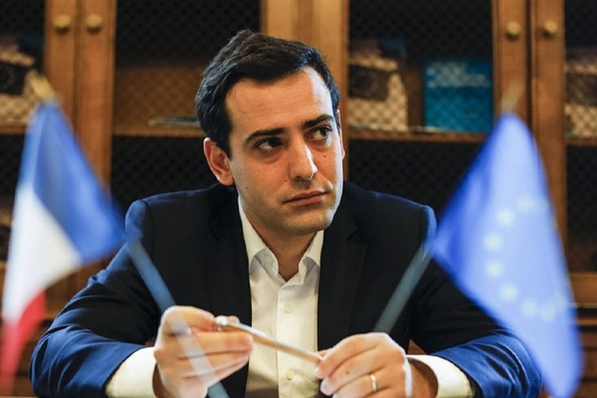 ساعاتی پس از شروع پاسخ موشکی و پهپادی گسترده ایران به اقدامات تجاوزکارانه و جنون آمیز رژیم صهیونیستی، وزیر امور خارجه فرانسه در حمایت از تل آویو، این اقدام جمهوری اسلامی ایران را قویا محکوم کرد.