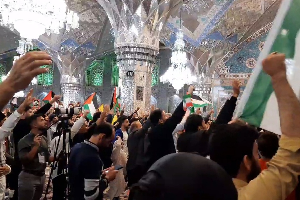 شب گذشته همزمان با اعلام خبر حمله ایران به اسرائیل زائران حرم رضوی در حمایت از این اقدام شعار دادند.