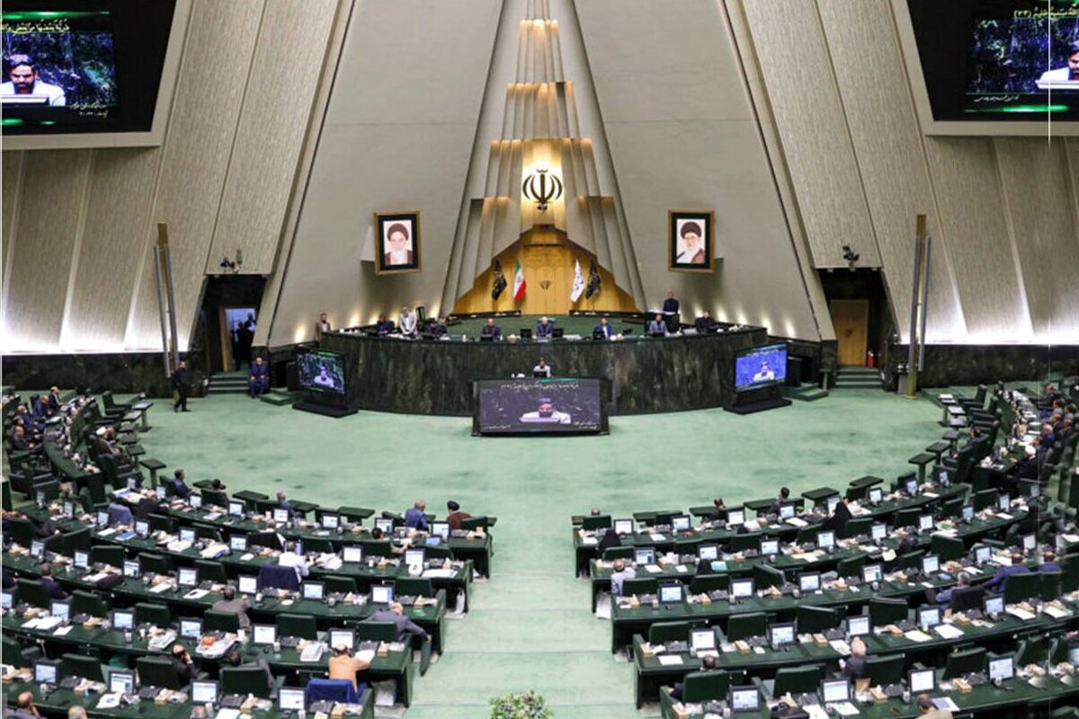 سخنگوی کمیسیون اجتماعی مجلس از افزایش تعطیلات رسمی هفتگی به ۲ روز و کاهش ۴ ساعته کار کارکنان با تصویب این کمیسیون خبر داد.