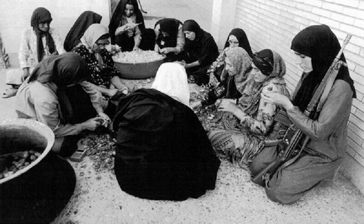 زنان در دوره‌های مختلف تاریخ ایران نقش مهمی در پایداری و مقاومت در برابر دشمنان خارجی ایفا کردند. در جریان پیروزی انقلاب اسلامی و دفاع مقدس نیز زنان با تقدیم بیش از ۷ هزار شهید، ۵ هزار و ۷۳۵ جانباز، ۳ هزار و ۷۵ جانباز بالای ۲۵درصد و ۱۷۱ آزاده در برابر دشمنان به دفاع از میهن اسلامی خود پرداختند.