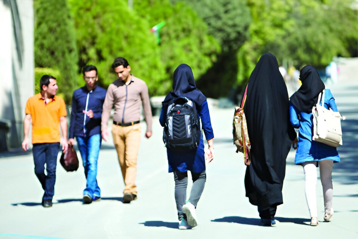یک جمعیت‌شناس، ضمن ارائه آمار مبنی بر اینکه تعداد مردان مجرد قطعی دهه شصت تقریبا دو برابر زنان است، اعتقاد دارد زنان شانس کمتری برای خروج از این وضعیت و ازدواج دارند و دلیل آن فقط یک موضوع است.