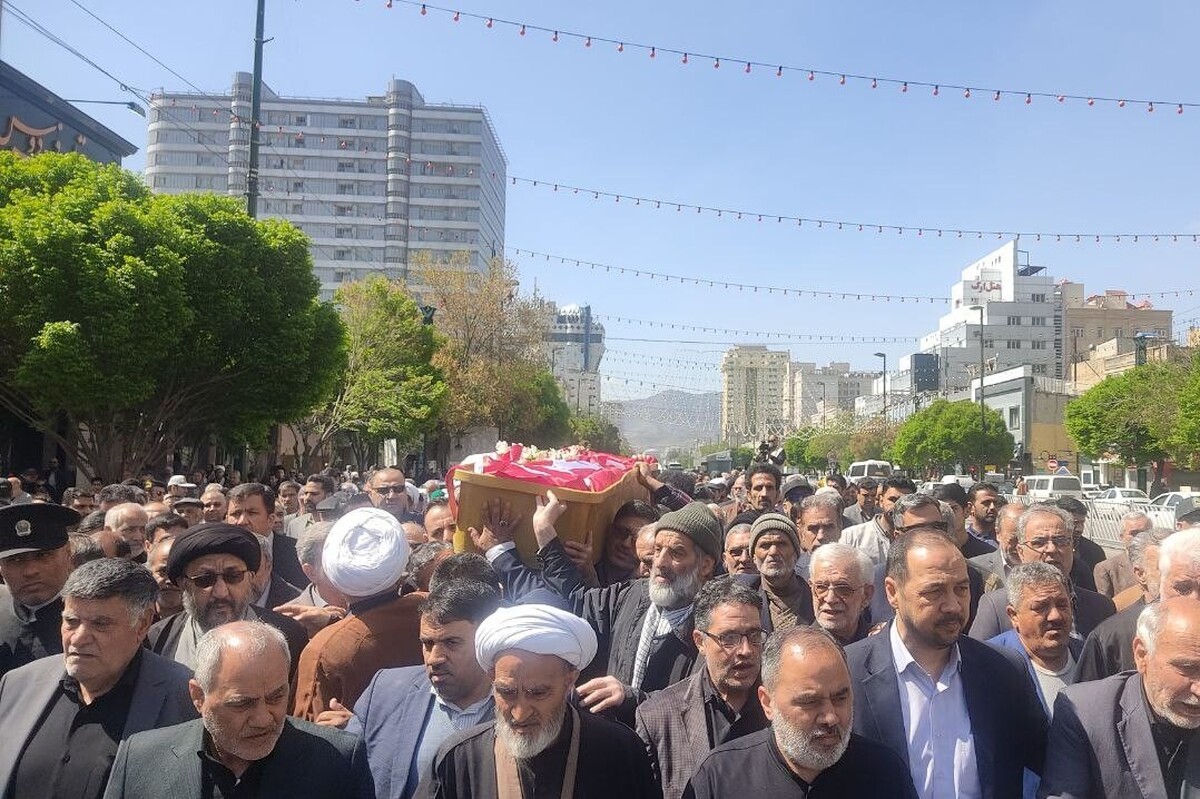 مراسم تشییع مرحوم «رجبعلی دهنوی» پدر ۳ شهید والامقام «علی اکبر، حمیدرضا و حسین دهنوی» از مهدیه مشهد به سمت حرم مطهر رضوی برگزار شد.