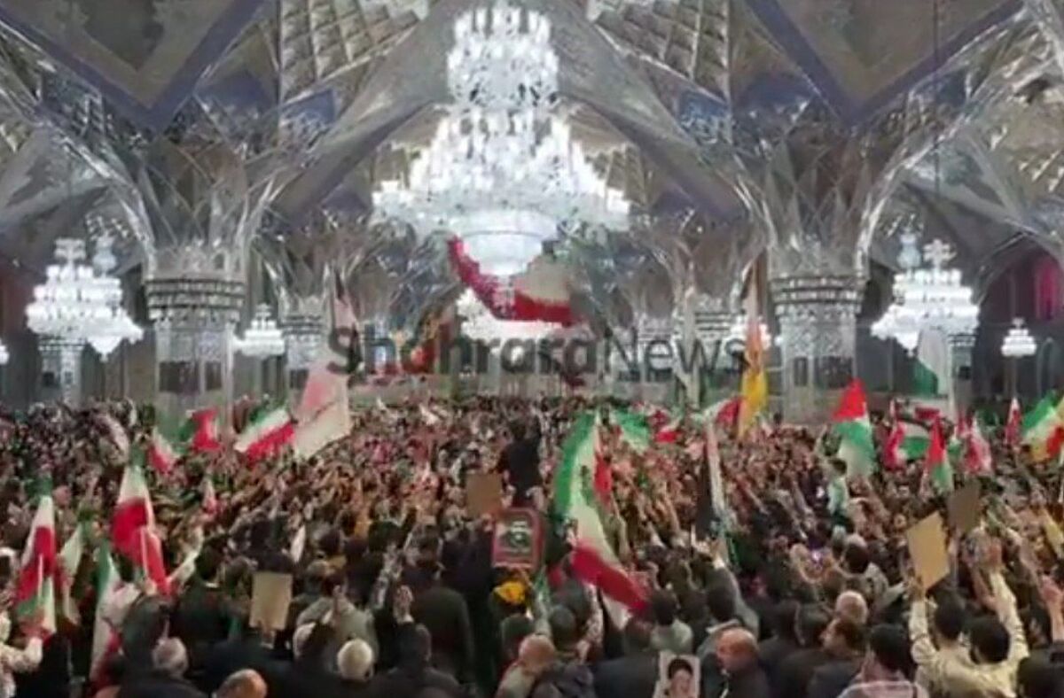 زائران و مجاوران حرم مطهر رضوی در اجتماع گسترده «وعده صادق» با مداحی حسین طاهری حضور پیدا کردند.