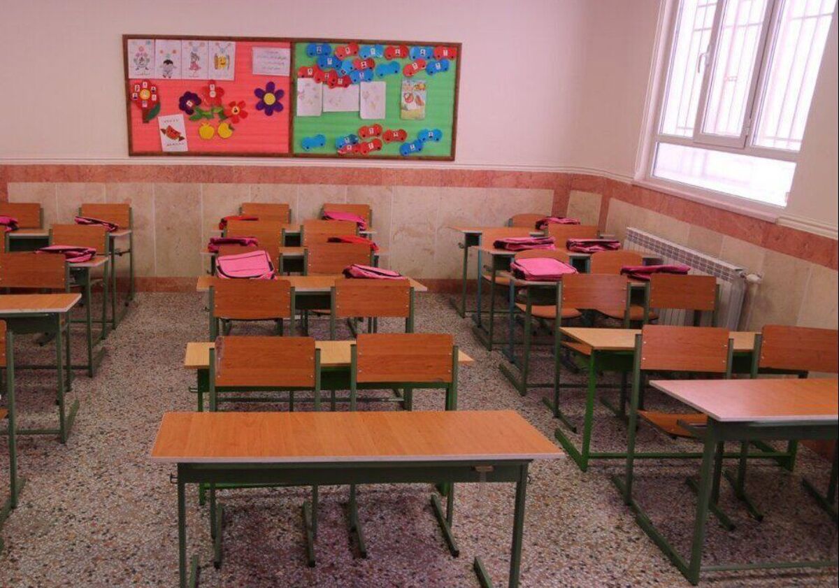 فرماندار زهدان درباره فعالیت مدارس این شهر توضیحاتی را ارائه داد.
