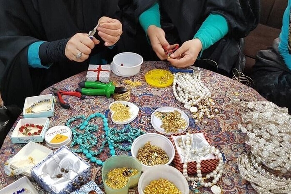 مدیر کارآفرینی و اشتغال اداره کل تعاون، کار و رفاه اجتماعی خراسان رضوی گفت: کسانی که بدون مجوز فعالیت می‌کنند تنها در حد محدود و از طریق فروش به دوستان می‌توانند کسب درآمد کنند، بدون مجوز امکان ثبت برند، دریافت غرفه از بازارهای شهرداری و دریافت تسهیلات بانکی را ندارند.