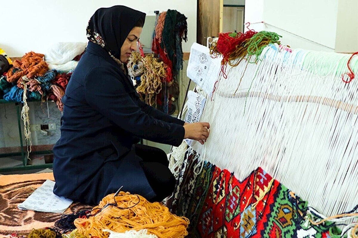 معمولا در مشاغل خانگی یک یا چند عضو خانواده در فضای خانه بدون این که مزاحمتی برای همسایگان خود ایجاد کنند، کالایی را تولید یا خدماتی را ارائه می‌کنند. مراقبت از فرزند، والدین سالمند، معلولیت و ایجاد شغل دوم از جمله دلایلی است که می‌تواند افراد را به سمت این مشاغل هدایت کند.
