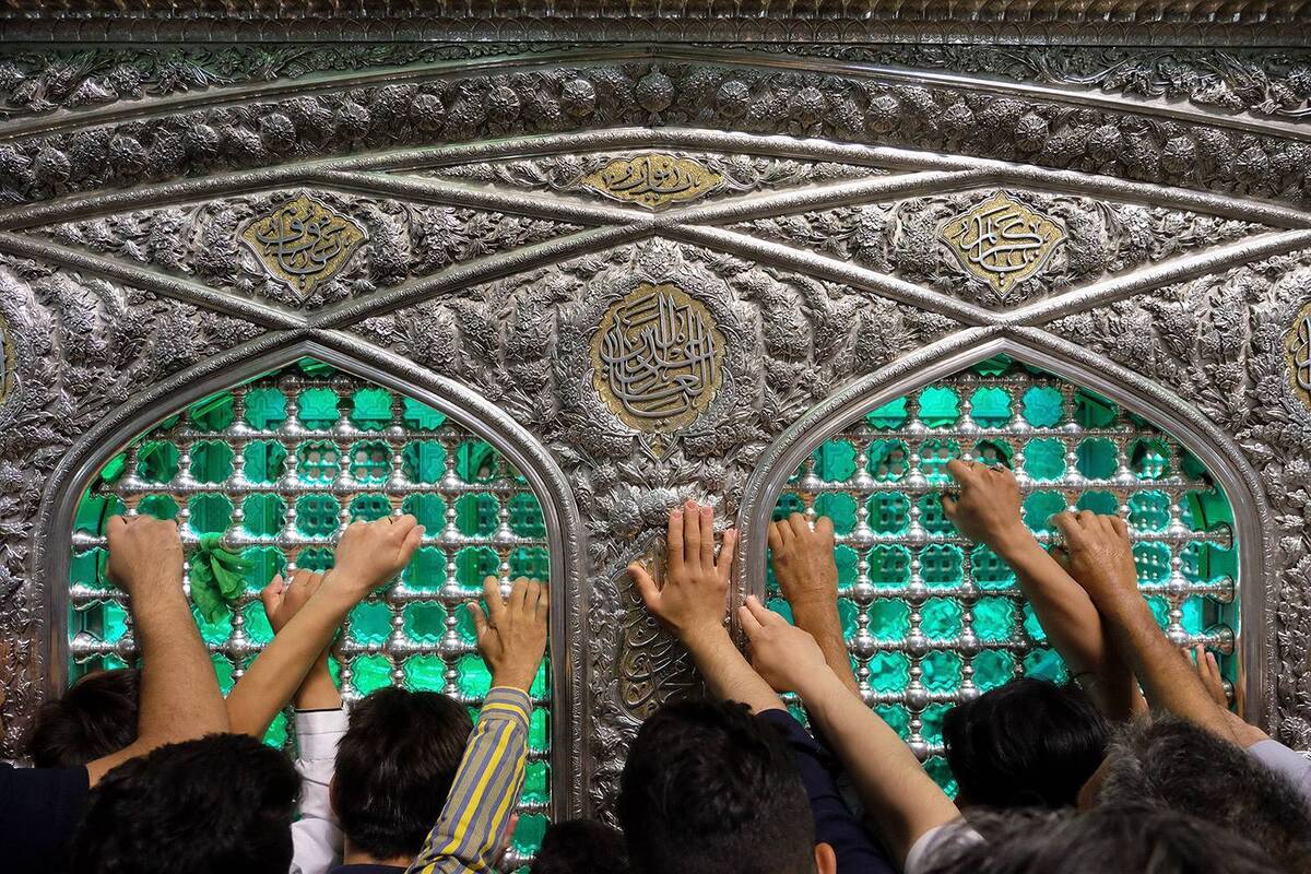لحظات احساسی طلبیده شدن یک زائراولی برای زیارت حرم امام رضا(ع) را ببینید.