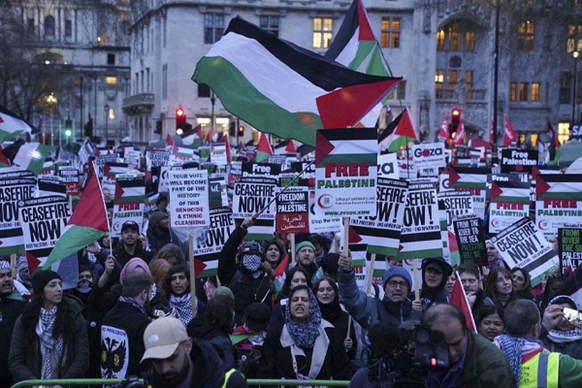 صدها تن از حامیان فلسطین در انگلیس عصر چهارشنبه (به وقت محلی) مقابل پارلمان انگلیس تجمع کرده و ضمن محکوم کردن جنایات وحشیانه رژیم صهیونیستی در غزه، خواستار تحریم تسلیحاتی این رژیم شدند.