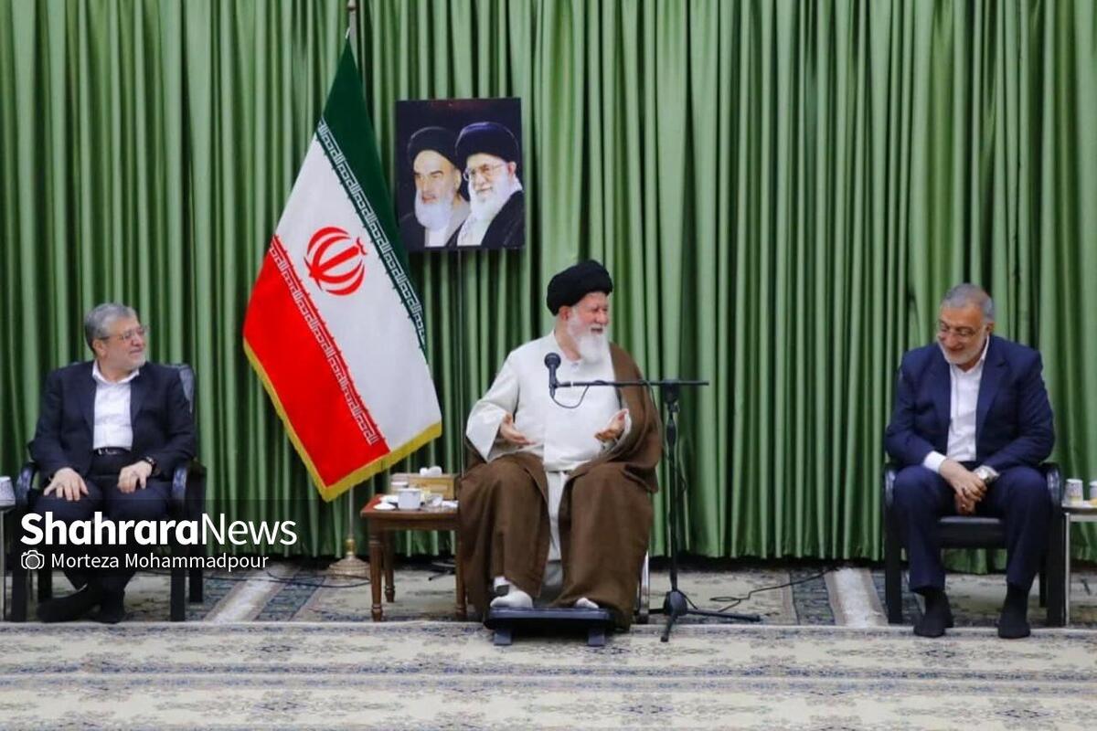 نماینده ولی‌فقیه در استان خراسان‌رضوی گفت: مشکل عمده ما در مشهد مربوط به آن دسته از زائرانی است که استطاعت مالی محدود دارند. برای این عزیزان، شهرداری مشهد باید زائرسرا‌های ارزان‌قیمت ایجاد کند تا این برادران و خواهران عزیز ما به دلیل مشکل مالی از توفیق زیارت محروم نمانند.