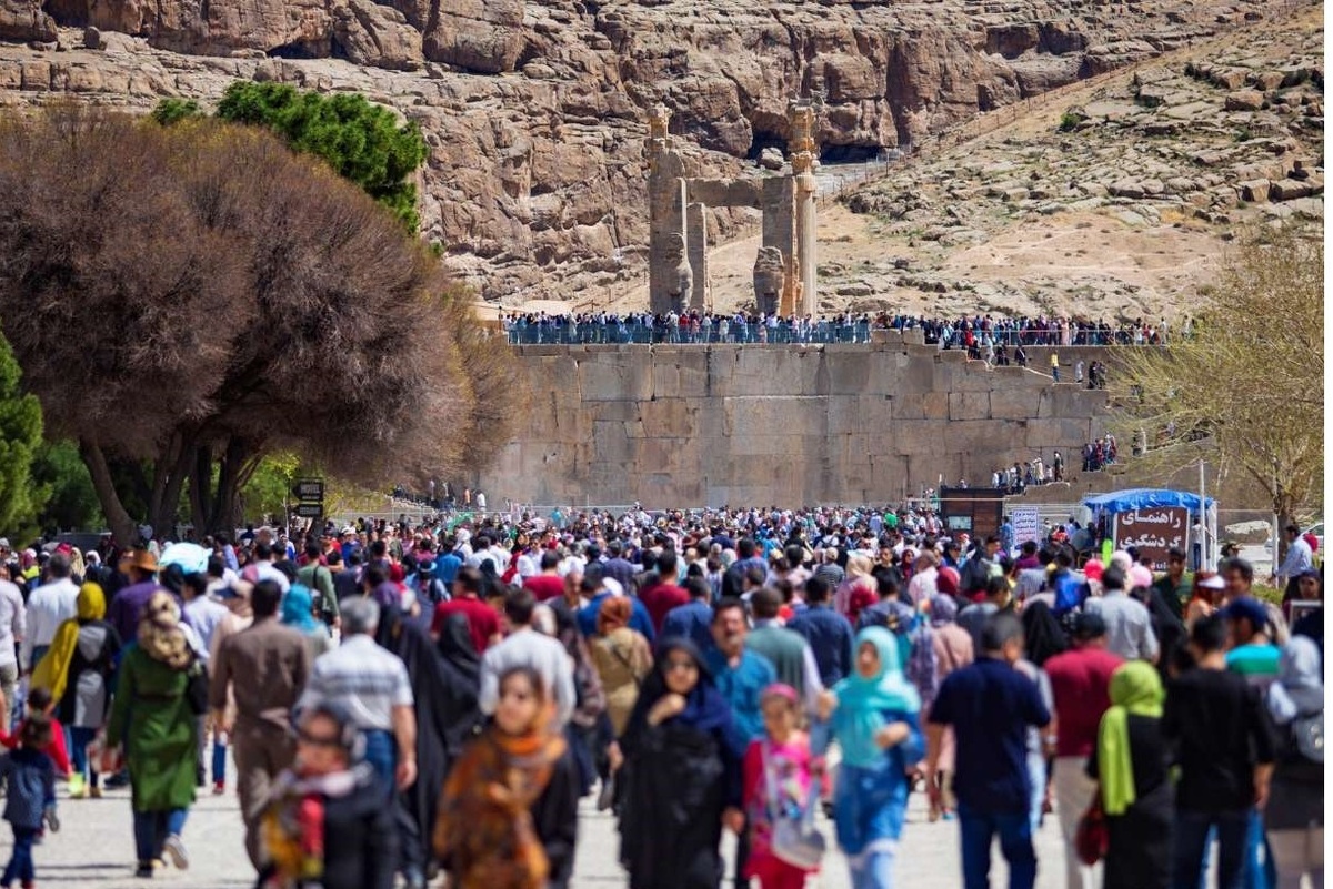 اماکن و آثار تاریخی استان فارس با ثبت ۱۱۰ هزار و ۸۷۷ بازدیدکننده، بیشترین مخاطب را در دومین روز از فروردین ۱۴۰۳ داشتند و حافظیه و تخت جمشید در صدر پربازدیدها قرار گرفتند.