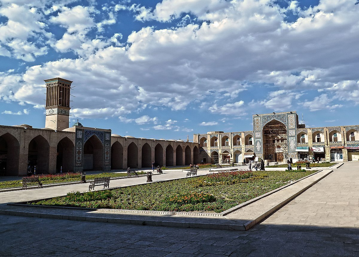 میدان گنجعلی‌خان را می‌توان معادل میدان نقش جهان اصفهان و میدان امیر چخماق یزد دانست.