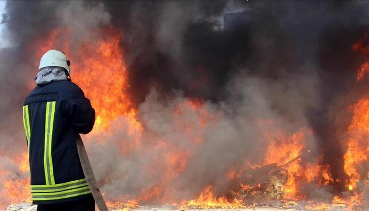 آتش نشانان ضمن انجام عملیات کاوش در کمترین زمان ممکن حریق را مهار و از گسترش آن جلوگیری کردند.