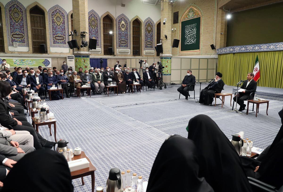 امروز شاعران کشورمان با آیت‌الله خامنه‌ای رهبر انقلاب دیدار خواهند کرد و بعد از اقامه نماز و افطار به شعرخوانی خواهند پرداخت.