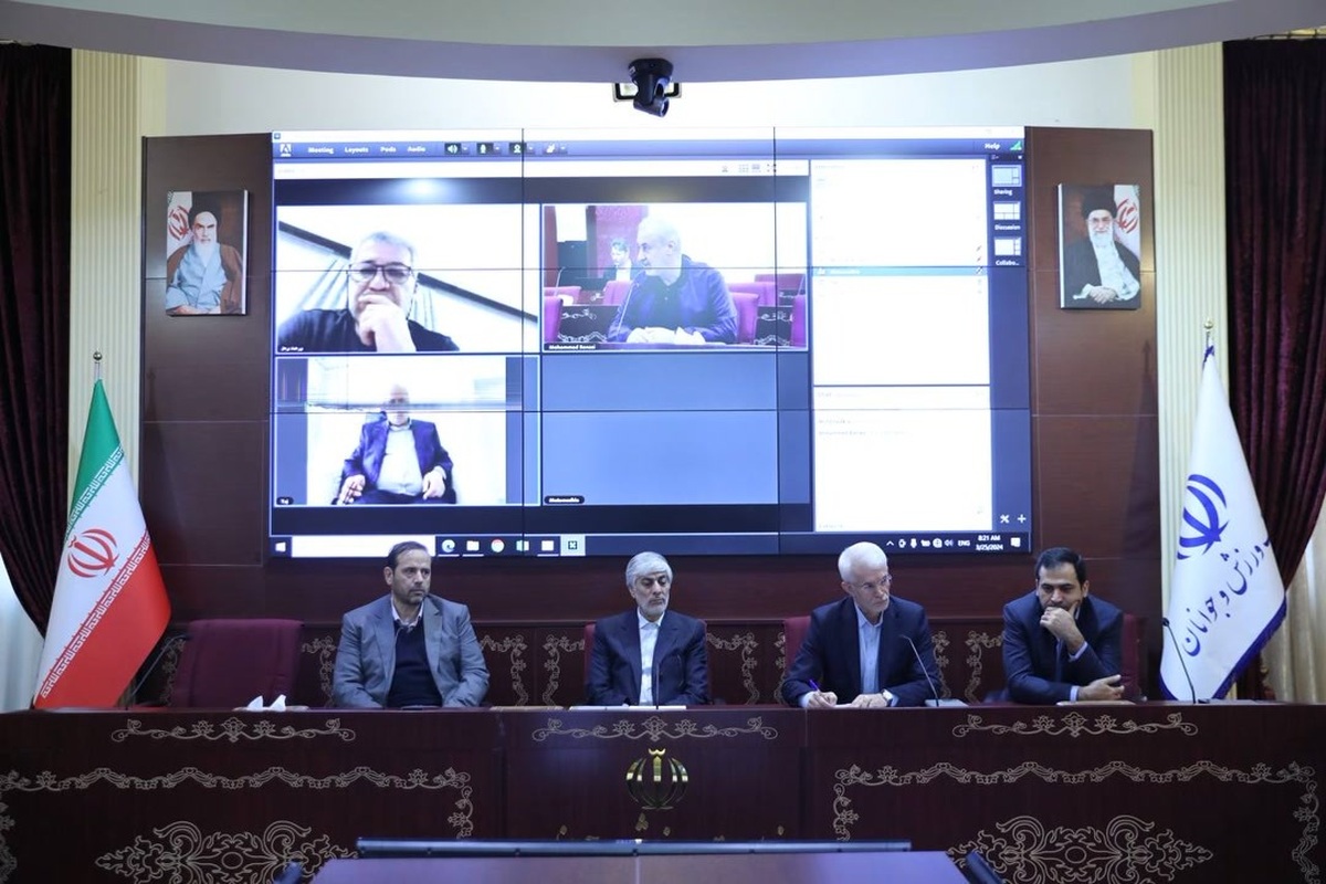 با حضور وزیر ورزش و جوانان جلسه صدور مجوز حرفه‌ای دو باشگاه استقلال و پرسپولیس برگزار شد.