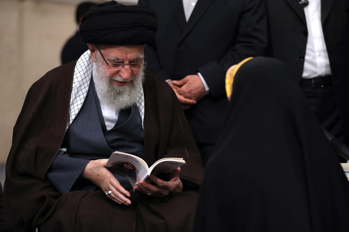 بیش از ۴۰ نفر از شاعران کشور در دیدار رمضانی آیت‌الله خامنه‌ای با اهل ادب حضور داشتند و ابیاتی را خواندند.