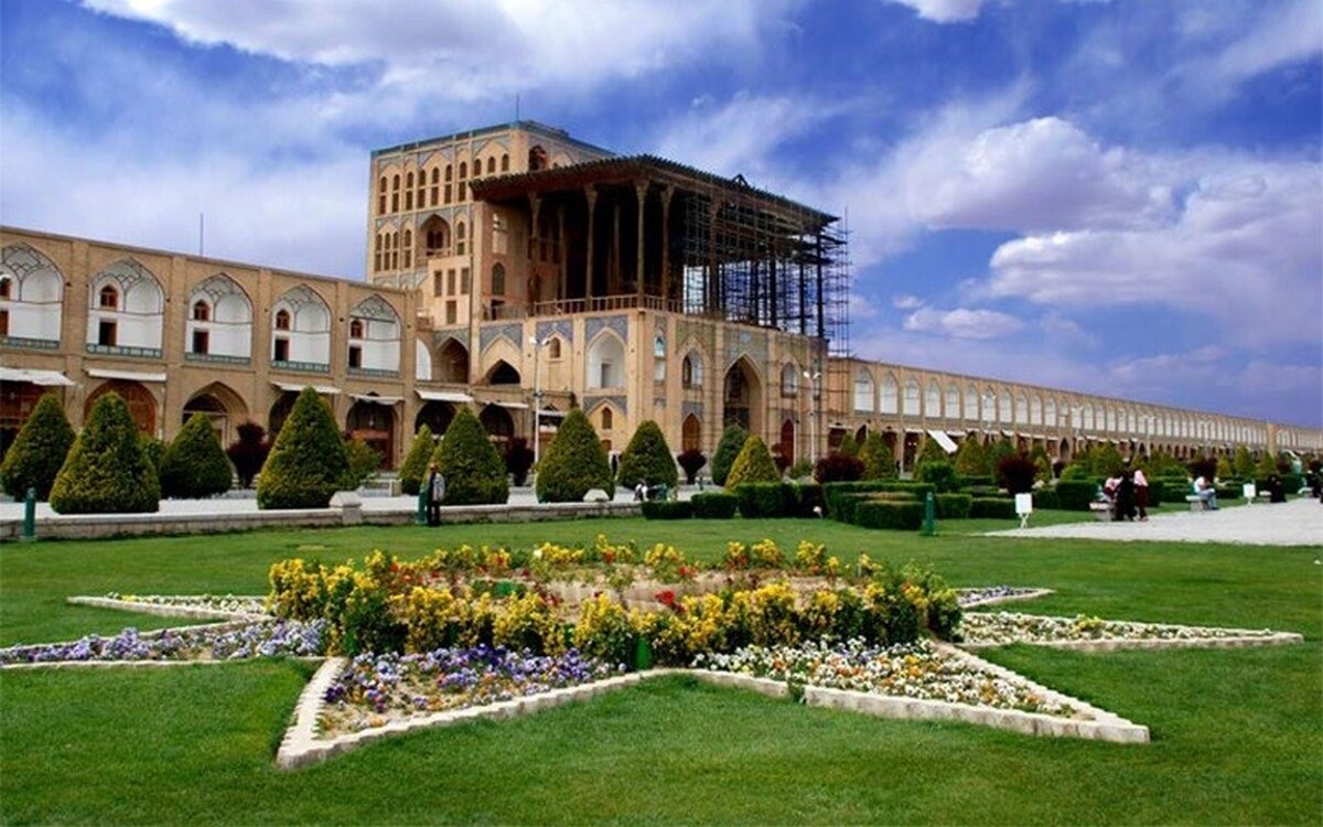 ویدئویی از میدان نقش جهان دریک روز بارانی در نورورز ۱۴۰۳ را مشاهده می‌کنید.