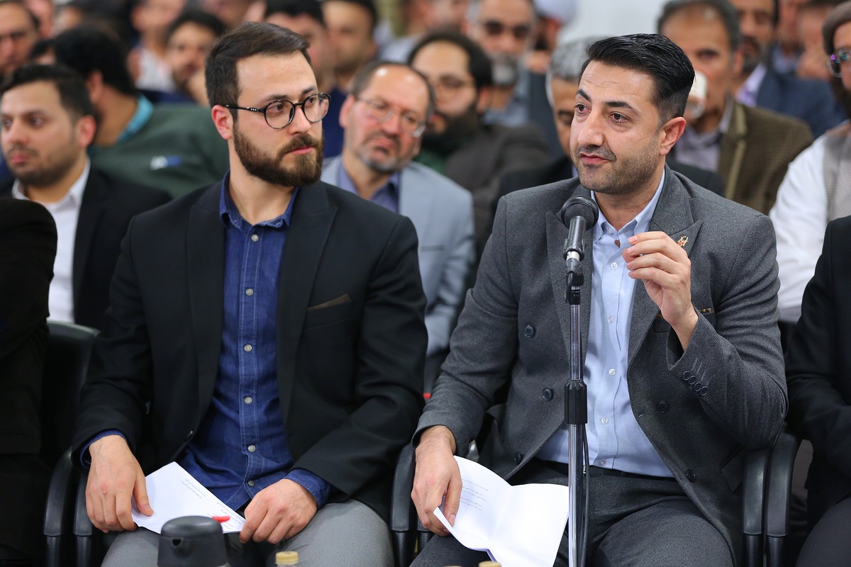 شب گذشته در دیدار جمعی از شاعران با رهبر معظم انقلاب اسلامی، نجیب بارور، شاعر افغانستانی شعری بلند خواندند.