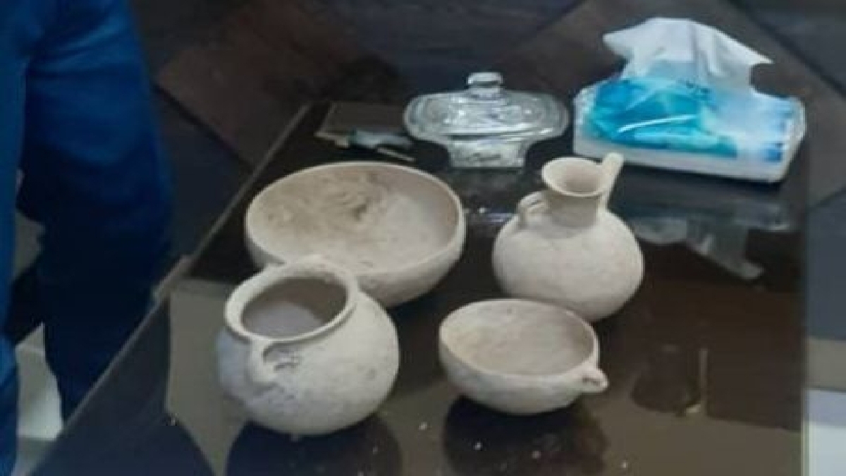 جانشین فرمانده انتظامی گیلان از کشف اشیاء عتیقه هزاره نخست قبل از میلاد در شهرستان رودبار واقع در جنوب گیلان خبر داد.