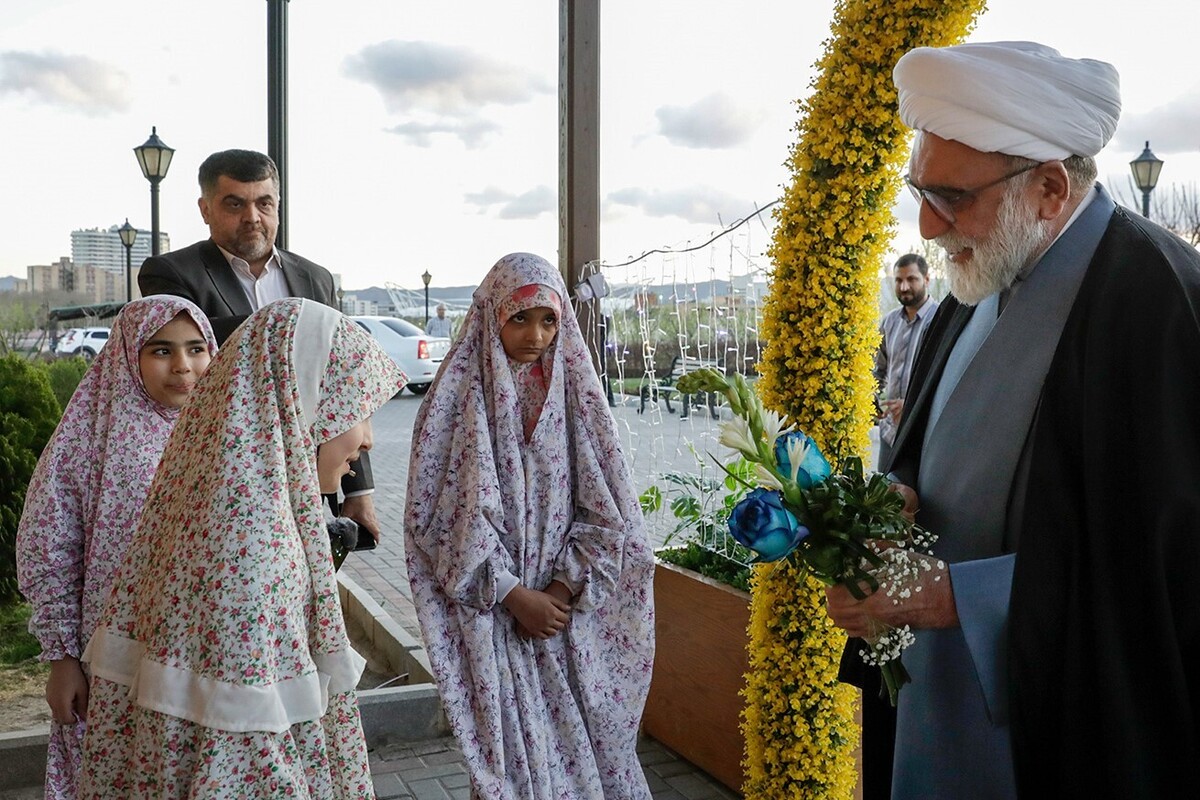 همزمان با نیمه ماه مبارک رمضان، جشن اولین روزه‌داری ۴۰۰ دختر  با حضور تولیت آستان قدس رضوی در باغ خاتون برگزار شد.
