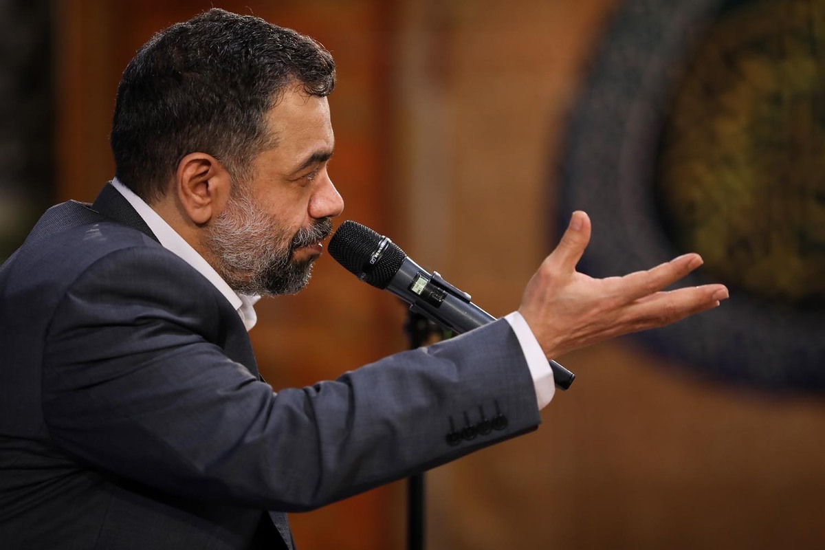 فرازی از مناجات خوانی محمود کریمی در شب شانزدهم ماه مبارک رمضان در حرم مطهر رضوی را ببینید.
