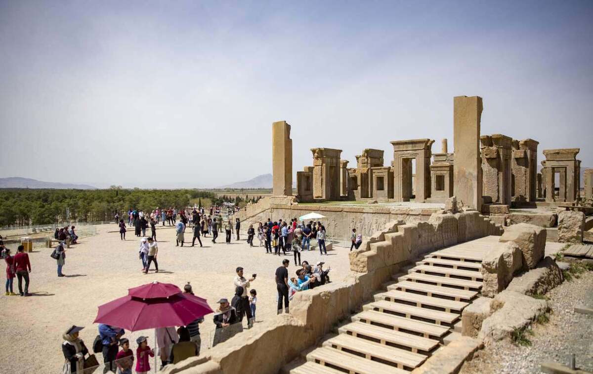 ویدئویی کوتاه از جمعیت زیاد بازدید کنندگان از تخت جمشید در نوروز ۱۴۰۳ در فضای مجازی مورد توجه قرار گرفته است که آن را مشاهده می‌کنید.