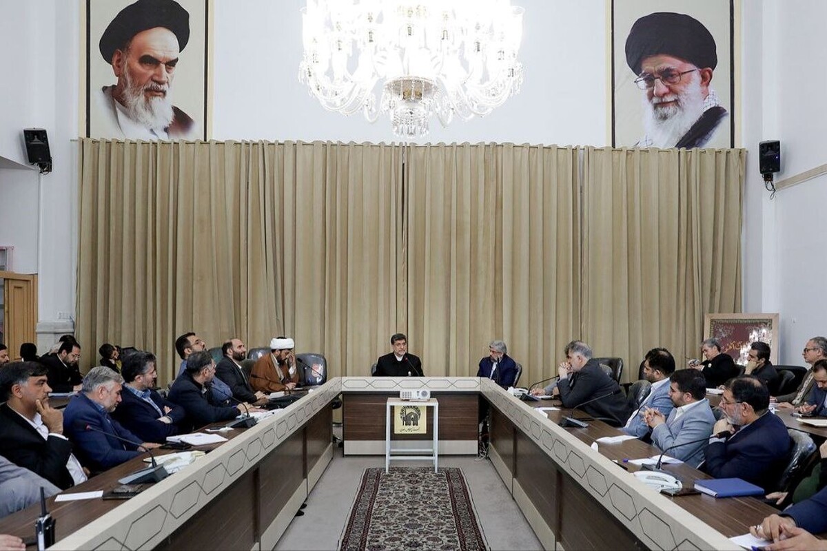 قائم مقام تولیت آستان قدس رضوی، از آمادگی کامل ۴۰ هزار خادم و خادمیار ویژه شب‌های قدر در قالب هشت کشیک خدمتی جهت خدمت رسانی شایسته به زائران رضوی و عزاداران علوی خبر داد.