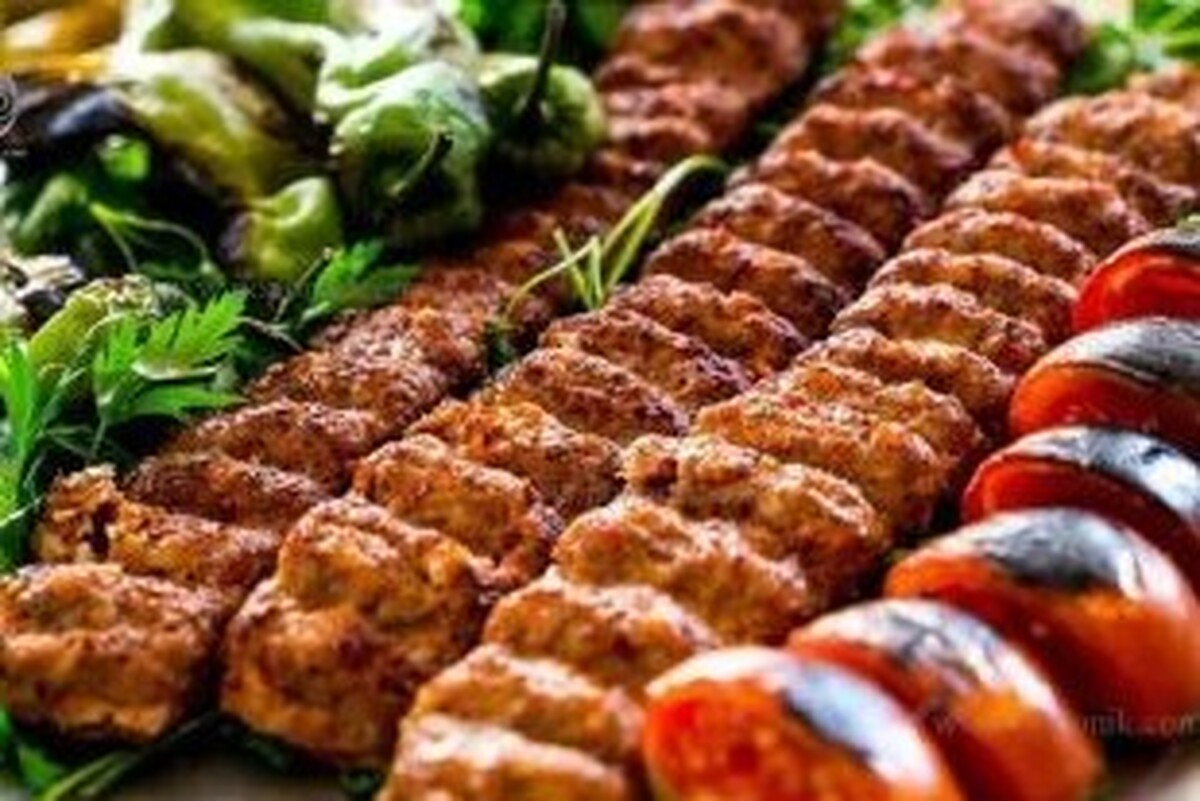 ماهیت ترکیبات اولیه کباب کوبیده به گونه‌ای است که اگر بدون استفاده از ادویه باشد نه تنها طعم خوبی ندارد بلکه برای سلامت انسان نیز غذای مناسبی محسوب نمی‌شود.