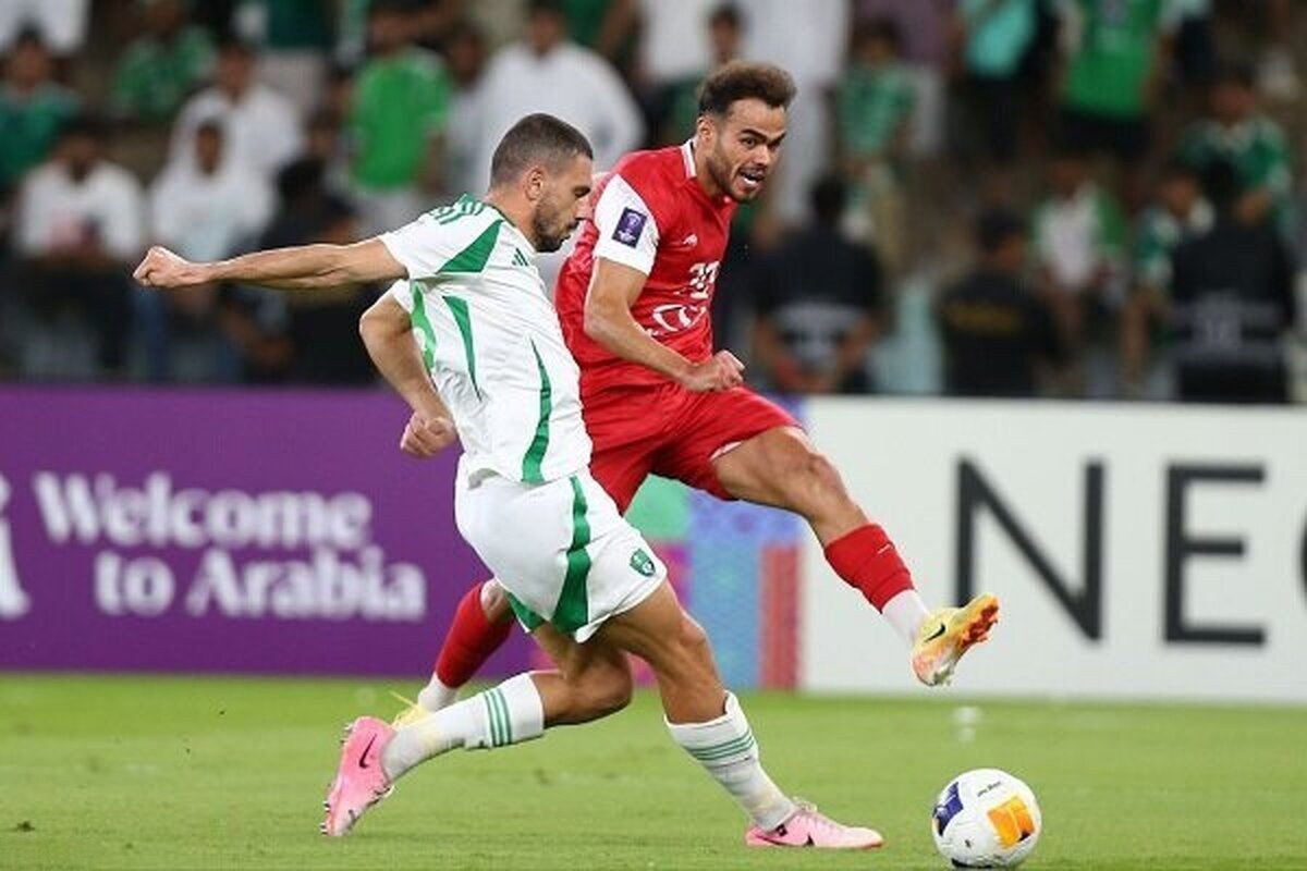 اوستون اورونوف تاکید کرد هواداران پرسپولیس او را ترغیب کردند که در این تیم بماند.