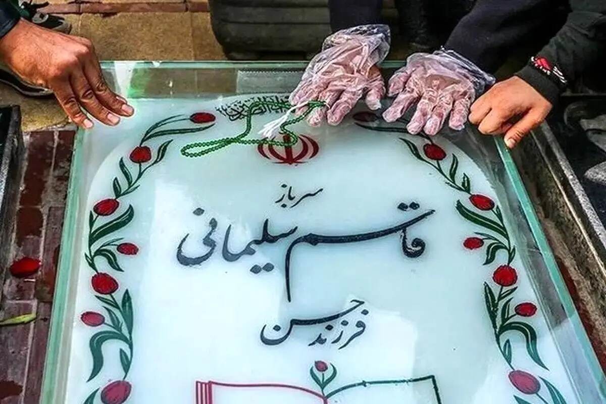 در روز شهادت سردار سلیمانی، با وجود بارش برف هوای سرد کرمان مردم و عاشقان ایشان حلقه ارادت را تشکیل دادند و لحظه‌ای نیست که گلزار شهدای کرمان خالی از جمعیت شود.