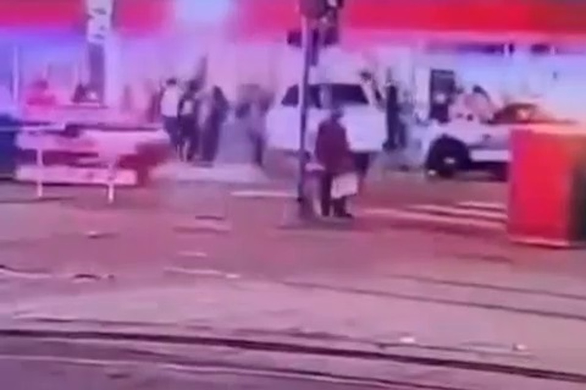 در نیواورلئان آمریکا حمله تروریستی خودرویی رخ داد که به کشته‌شدن ١۵ نفر و زخمی‌شدن ٣۶ نفر دیگر از شرکت‌کنندگان در جشن سال نو میلادی منجرشد.