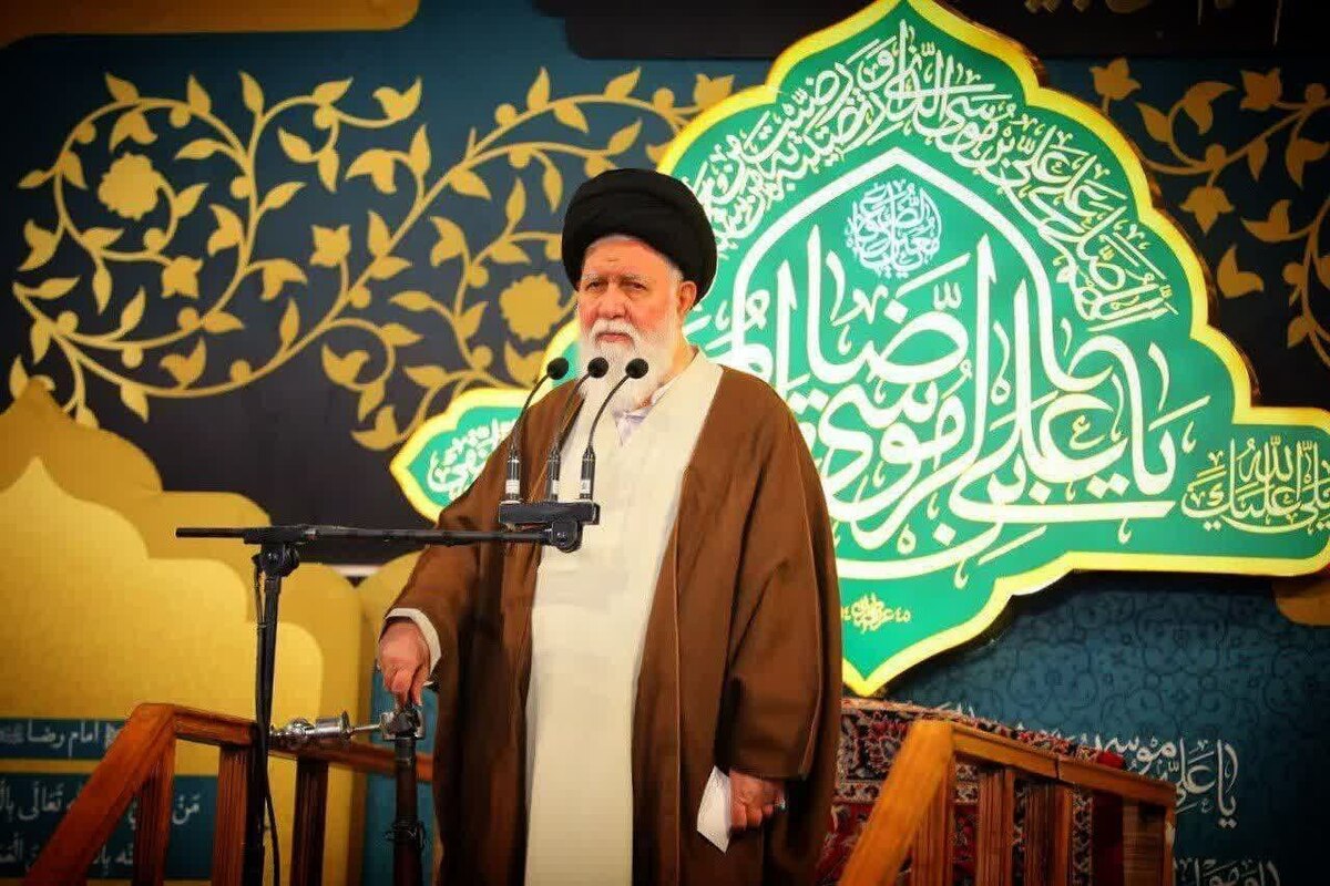 امام جمعه مشهد گفت: به فرموده رهبر انقلاب ما باید در مواجهه با مسائل کشور رفتاری شجاعانه، امیدوارانه، مبتکرانه و خردمندانه داشته باشیم که شهید حاج قاسم سلیمانی الگوی تمام عیار این ویژگی‌هاست.