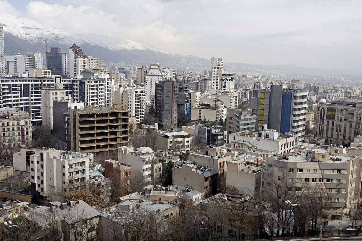 برخی از فعالان بازار مسکن می‌گویند: برخی فروشندگان از نرخ دلار به عنوان مبنای قیمت‌گذاری املاک استفاده می‌کنند. اگرچه پرداخت‌ها به ریال انجام می‌شود، اما محاسبات بر اساس نرخ روز دلار صورت می‌گیرد.