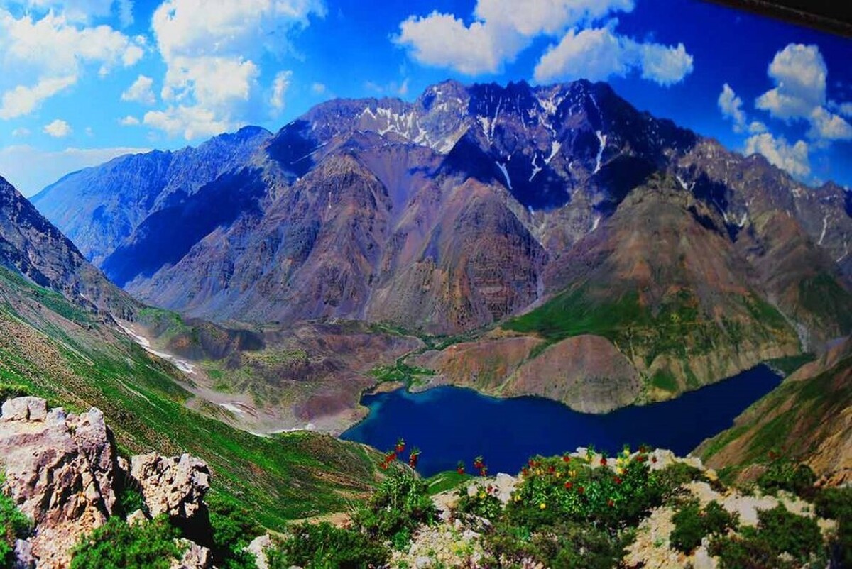 دریاچه زیبای گهر در شرق استان لرستان و در دامنه ارتفاعات اشترانکوه، از ذوب برف‌های اشترانکوه و انباشت آب آن در پشت سد پدید آمده است، طول دریاچه اصلی گهر را ۵/۱ کیلومتر و عرض متوسط آن را ۶۰۰ متر برآورد کرده‌اند.